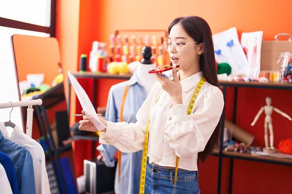 Mulher Chinesa Jovem Alfaiate Falando Design Roupas Procurando Smartphone Atelier — Fotografia de Stock