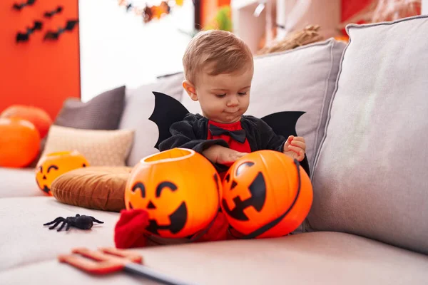 Rozkošný Kavkazský Chlapec Nosí Bat Kostým Halloween Party Doma — Stock fotografie