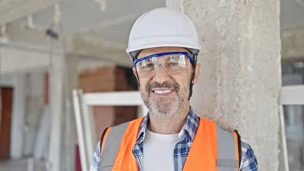 建設現場で自信を持って笑顔中年男性ビルダー — ストック写真