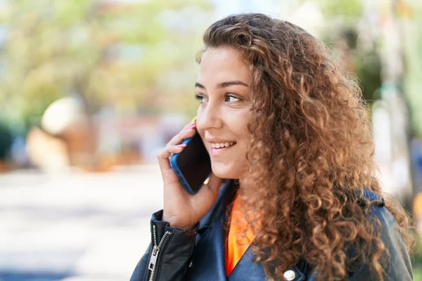 Genç Güzel Spanyol Kadın Gülümsüyor Parktaki Akıllı Telefondan Konuşuyor — Stok fotoğraf