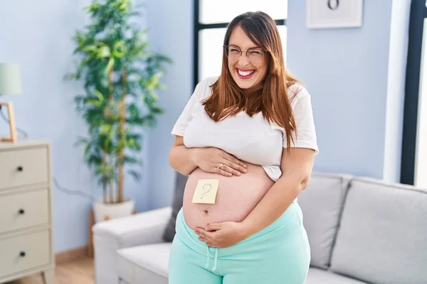 Těhotná Žena Očekává Dítě Zvědavý Sex Úsměvem Hlasitě Zasměje Protože — Stock fotografie