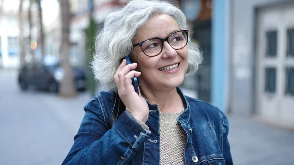 Mujer Mediana Edad Con Pelo Gris Hablando Por Teléfono Calle —  Fotos de Stock