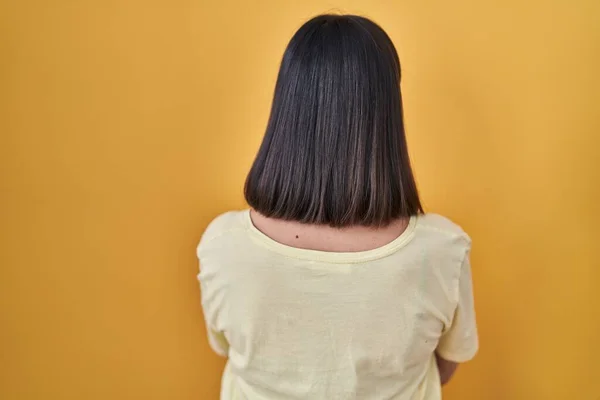 Chica Hispana Con Camiseta Casual Sobre Fondo Amarillo Pie Hacia —  Fotos de Stock