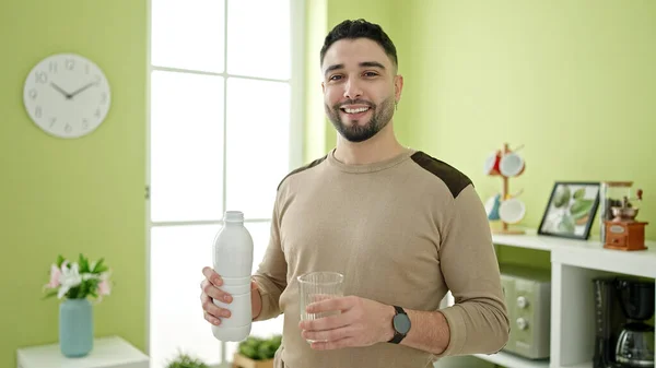 Jonge Arabier Man Glimlacht Zelfverzekerd Houden Van Melk Thuis — Stockfoto
