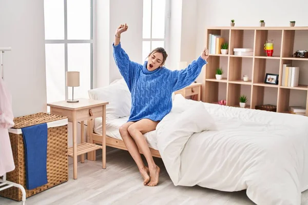 Young Beautiful Hispanic Woman Waking Stretching Arms Yawning Bedroom — Stock fotografie