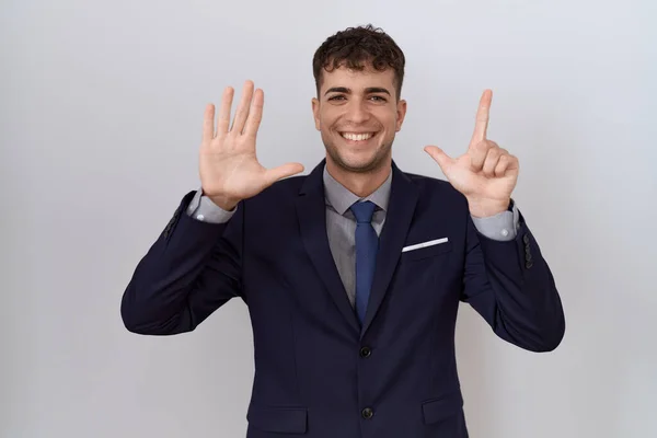 Mladý Hispánský Obchodník Obleku Kravatě Ukazující Ukazující Prsty Číslo Sedm — Stock fotografie
