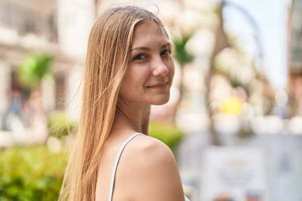 Młoda Kaukaska Kobieta Uśmiecha Się Pewnie Stojąc Ulicy — Zdjęcie stockowe