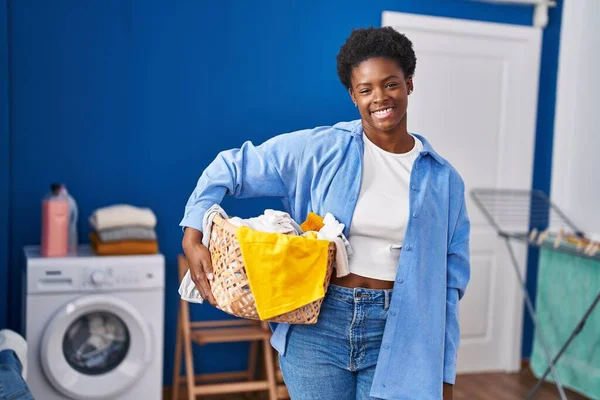 Africano Americano Mulher Segurando Cesta Roupa Olhando Positivo Feliz Sorrindo — Fotografia de Stock
