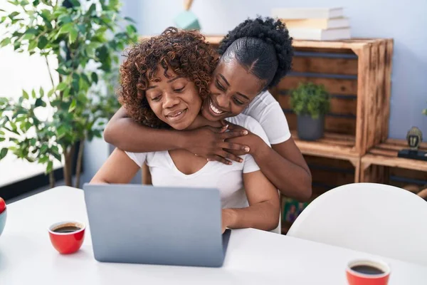 Αφρο Αμερικανίδες Μητέρα Και Κόρη Αγκαλιάζονται Χρησιμοποιώντας Φορητό Υπολογιστή Στο — Φωτογραφία Αρχείου