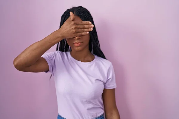 Afro Amerikaanse Vrouw Met Vlechten Staan Roze Achtergrond Bedekken Ogen — Stockfoto