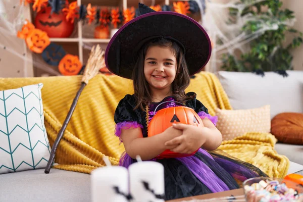 Tatlı Spanyol Kız Cadılar Bayramı Partisi Veriyor Evde Balkabağı Sepeti — Stok fotoğraf