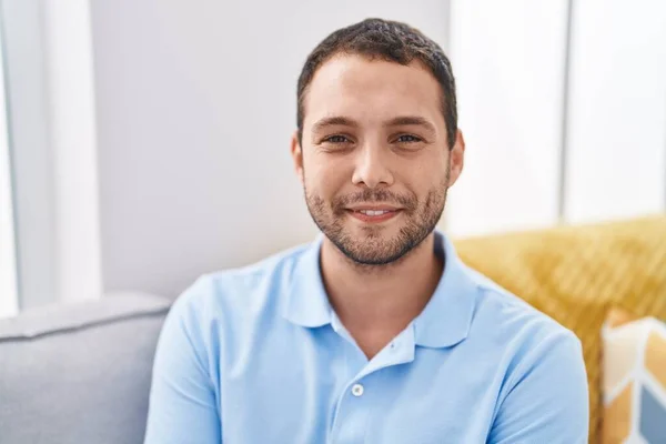 Junger Mann Lächelt Selbstbewusst Auf Sofa Hause — Stockfoto