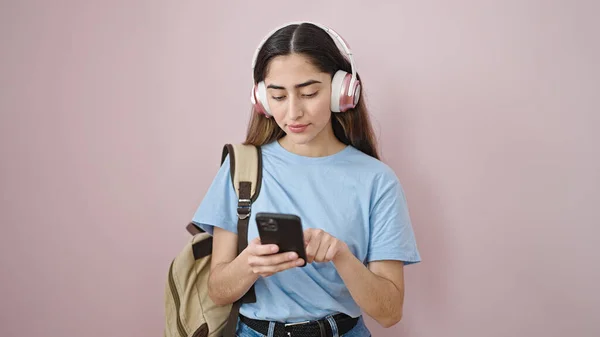 Joven Hermosa Estudiante Hispana Usando Teléfonos Inteligentes Auriculares Calle —  Fotos de Stock