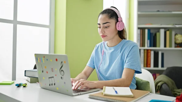 Νεαρή Όμορφη Ισπανίδα Φοιτήτρια Χρησιμοποιώντας Φορητό Υπολογιστή Και Ακουστικά Που — Φωτογραφία Αρχείου