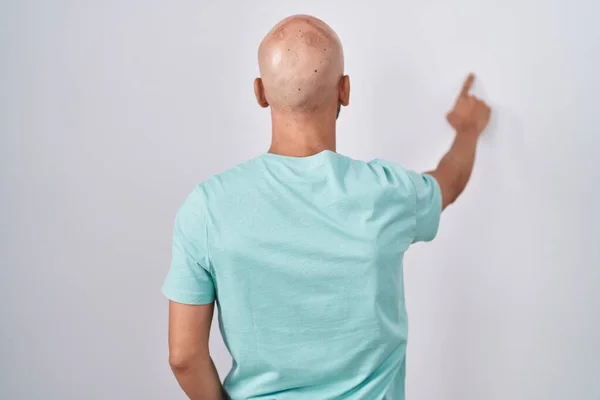 Μεσήλικας Φαλακρός Άνδρας Στέκεται Πάνω Από Λευκό Φόντο Ποζάροντας Προς — Φωτογραφία Αρχείου