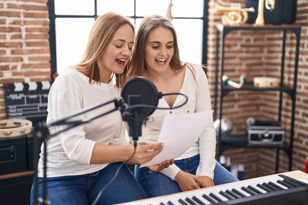 Zwei Sängerinnen Singen Lied Musikstudio — Stockfoto