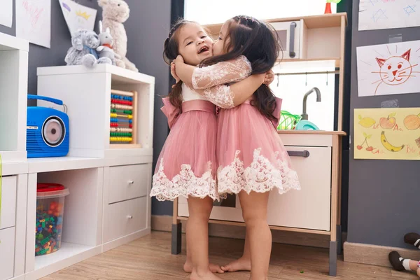 Roztomilé Dvojčata Dívky Hrát Hrát Kuchyně Objímání Navzájem Školce — Stock fotografie
