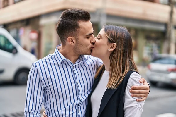 Man Woman Couple Hugging Each Other Kissing Street — Photo