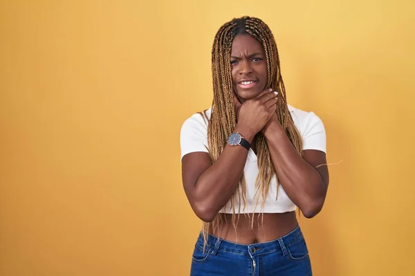 Afro Amerikaanse Vrouw Met Gevlochten Haar Gele Achtergrond Schreeuwend Verstikkend — Stockfoto