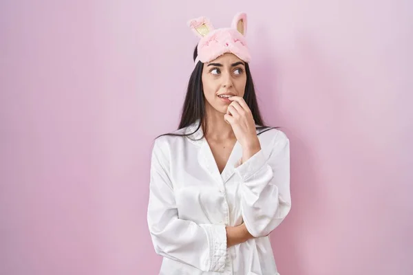 Jonge Brunette Vrouw Draagt Slaapmasker Pyjama Kijken Gestresst Nerveus Met — Stockfoto