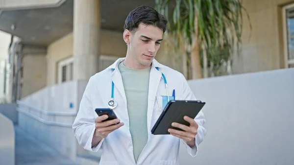 Genç Spanyol Doktor Hastanede Akıllı Telefon Dokunmatik Ped Kullanıyor — Stok fotoğraf