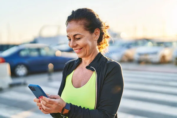 Middle Age Hispanic Woman Working Out Smartphone Outdoors — ストック写真