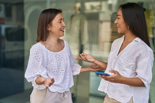 Two Women Mother Daughter Smiling Confident Using Smartphone Street — Φωτογραφία Αρχείου