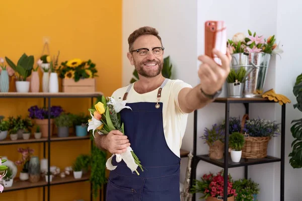 Чоловік Середнього Віку Флорист Робить Селфі Допомогою Смартфона Тримає Квіти — стокове фото