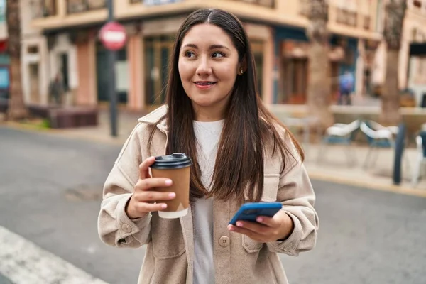 Young Hispanic Woman Using Smartphone Drinking Coffee Street — Stockfoto