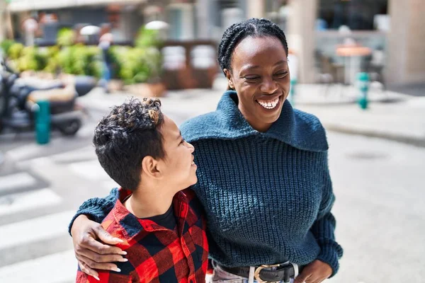 Afro Amerikaanse Moeder Zoon Glimlachen Zelfverzekerd Knuffelen Elkaar Straat — Stockfoto