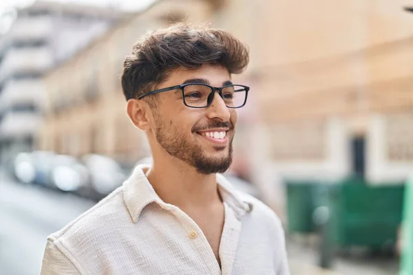 Joven Árabe Sonriendo Confiado Usando Gafas Calle — Foto de Stock