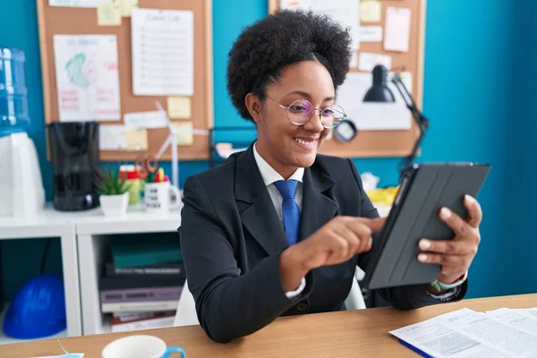 Afrika Kökenli Amerikalı Kadını Ofisteki Dokunmatik Pedi Kullanarak Gülümsüyor — Stok fotoğraf