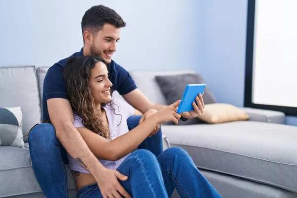 Junges Hispanisches Paar Sitzt Mit Touchpad Auf Sofa Hause — Stockfoto