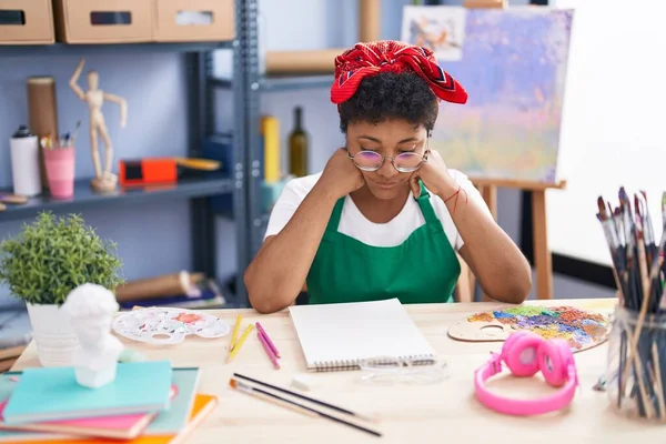 非洲裔美国妇女艺术家在艺术工作室用不愉快的表情在笔记本上画画 — 图库照片