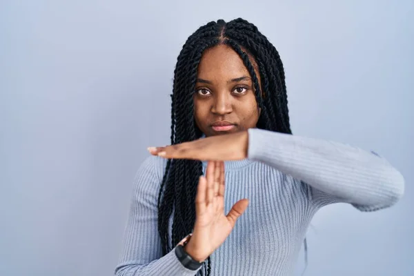 Femme Afro Américaine Debout Sur Fond Bleu Faisant Geste Avec — Photo
