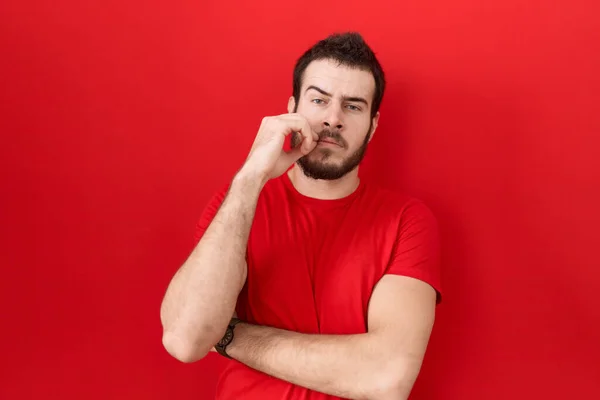 Joven Hombre Hispano Usando Casual Camiseta Roja Boca Labios Cerrados —  Fotos de Stock