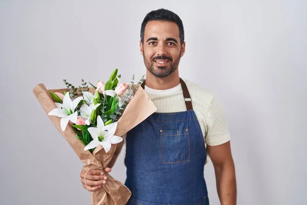 Homem Hispânico Com Barba Trabalhando Como Florista Com Sorriso Feliz — Fotografia de Stock