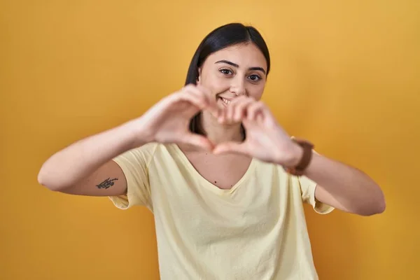 Spaanse Meisje Dragen Casual Shirt Gele Achtergrond Glimlachen Liefde Doen — Stockfoto