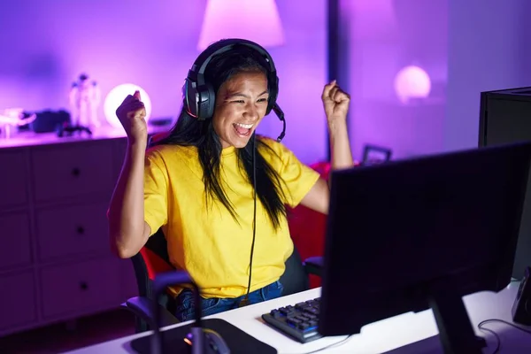 Mladá Krásná Latinská Žena Streamer Hrát Videohru Vítězným Výrazem Herně — Stock fotografie