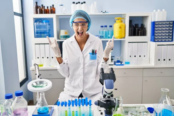 Mujer Morena Trabajando Laboratorio Científico Gritando Con Expresión Loca Haciendo — Foto de Stock