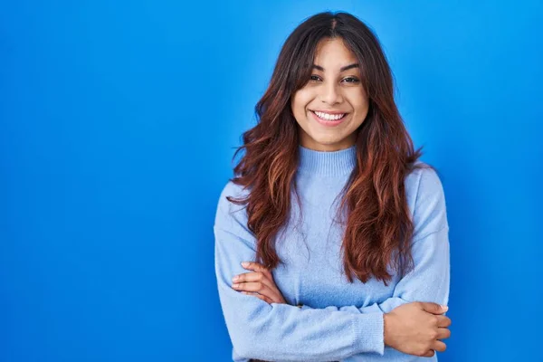Hispanic Ung Kvinna Står Över Blå Bakgrund Glad Ansikte Leende — Stockfoto