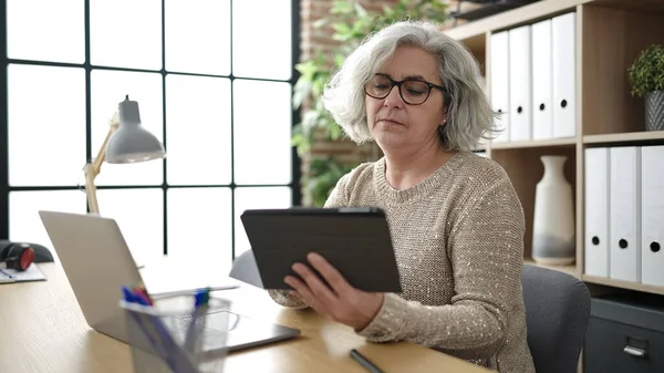 Mujer Mediana Edad Con Trabajador Negocios Cabello Gris Usando Touchpad —  Fotos de Stock