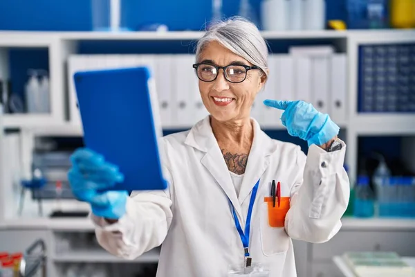 Μεσήλικας Γυναίκα Γκρίζα Μαλλιά Που Εργάζονται Εργαστήριο Επιστήμονας Κάνει Βιντεοκλήση — Φωτογραφία Αρχείου