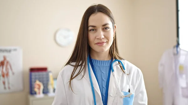 Klinikte Kendine Gülen Beyaz Kadın Doktor — Stok fotoğraf