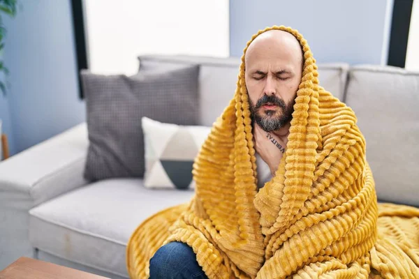 Jovem Careca Doença Homem Cobertura Com Cobertor Sentado Sofá Casa — Fotografia de Stock