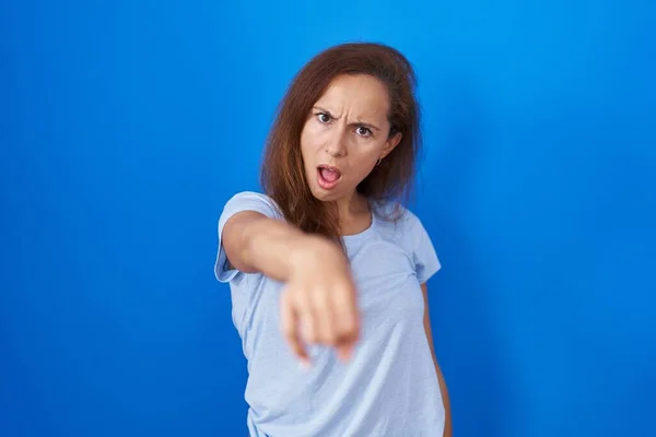Mavi Arka Planda Duran Esmer Kadın Kameraya Kızgın Sinirli Olduğunu — Stok fotoğraf
