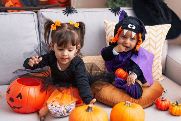 Adorable Chico Chica Teniendo Halloween Fiesta Chupando Dedo Casa — Foto de Stock