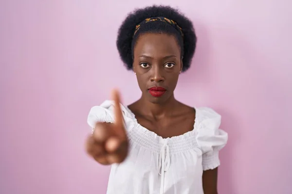Afrikaanse Vrouw Met Krullend Haar Staan Roze Achtergrond Wijzen Met — Stockfoto