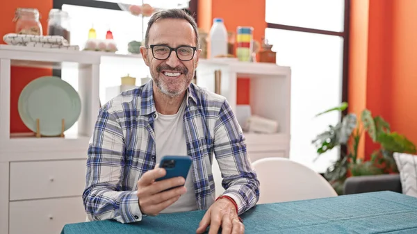 Middelbare Leeftijd Man Met Behulp Van Smartphone Zitten Tafel Eetkamer — Stockfoto