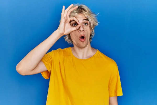 Young Modern Man Standing Blue Background Doing Gesture Shocked Surprised — Stock Photo, Image